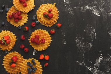 Yuvarlak Belçika waffle çilek ile