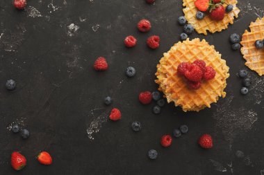 Yuvarlak Belçika waffle çilek ile