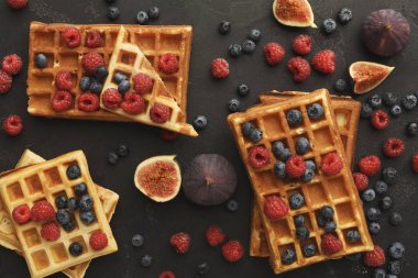 Çilek ile yuvarlak Belçika waffle görünümü top