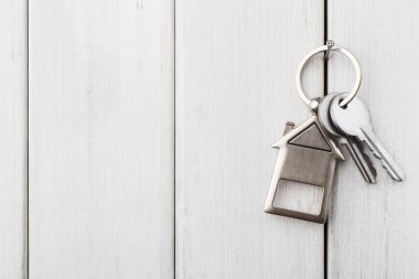 Ev tuşlarıyla demet beyaz ahşap anahtarlık şeklinde