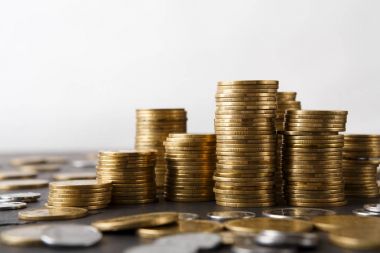 Altın sikkeleri üzerinde tablo sütunlarından artan