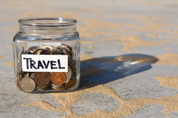 Tarro de vidrio con monedas para viajar, espacio de copia — Foto de Stock