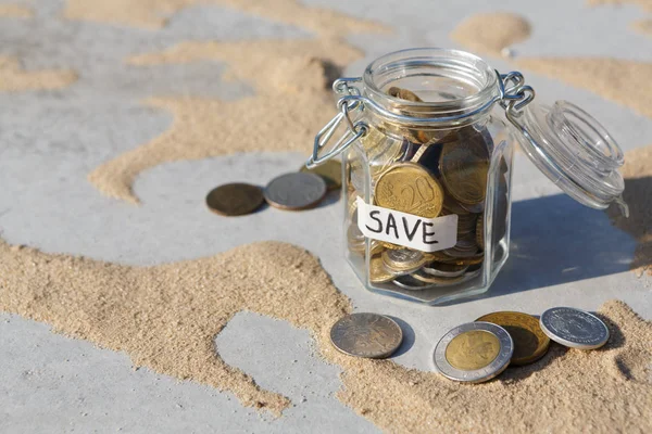 Monedas en frasco de vidrio para ahorrar dinero, espacio de copia — Foto de Stock