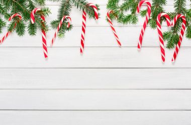 Şeker ve köknar ağacı ahşap sınırında Noel arka plan