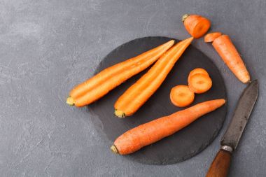 Backgroung yemek rustik kayrak taş plaka ile havuç, kopya alanı,.