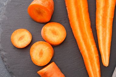 Havuç, backgroung yemek rustik kayrak taş levha.