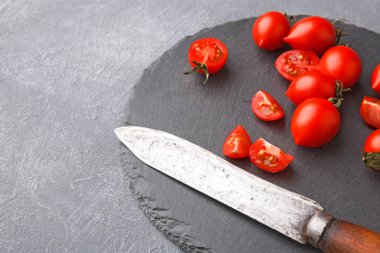 Rustik kayrak taş plaka ile domates, backgroung, closeup pişirme.