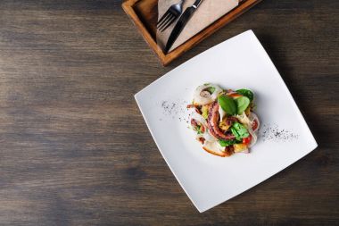 Salata sebze ve ahtapot top ile göster