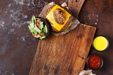 Hamburger menü ahşap tepsi kopya alanı üzerinde götürün