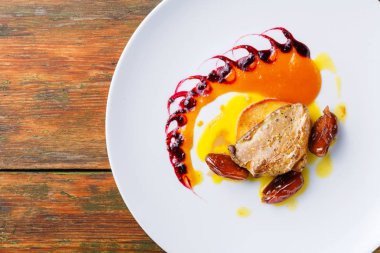 Kavrulmuş kaz ciğeri tarihi meyve ve elma ile