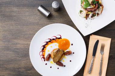 Kavrulmuş kaz ciğeri tarihi meyve ve elma ile