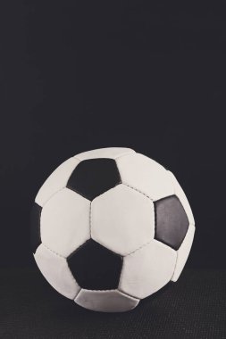 futbol topu siyah arkaplanda