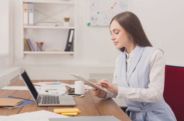 iş kadını dijital tablet üzerinde çalışıyor