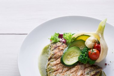 Sebze ve yeşil biber sosu ile ızgara biftek