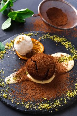 Çikolatalı fondan Creme anglaise ve vanilyalı dondurma ile