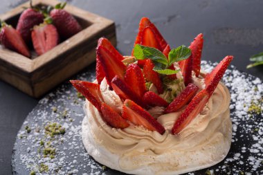 Anna Pavlova pasta siyah arka plan üzerine çilek ile
