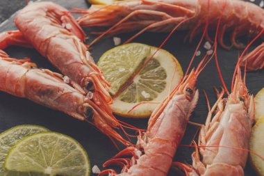 Siyah arka plan üzerine limonlu karides