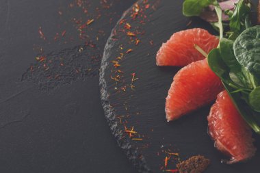 Gurme deniz ürünleri aperatif siyah plaka üzerinde kapat