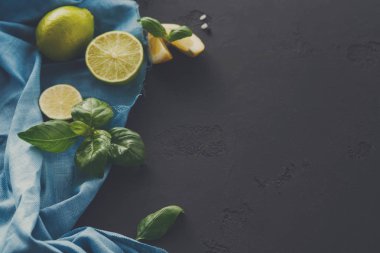 Kireç ve siyah arka plan üzerine nane limon