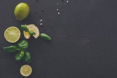 Kireç ve siyah arka plan üzerine nane limon