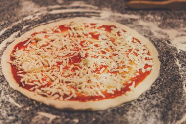 Ham pizza domates sosu ve rendelenmiş peynir ile