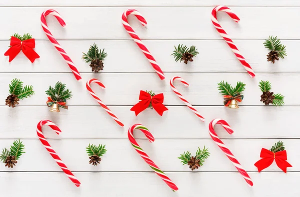 Kerstmis achtergrond met snoepjes en kleine ballen op hout — Stockfoto