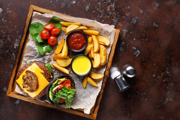 Hamburger menü üzerinde ahşap tepsi üstten görünüm götürün