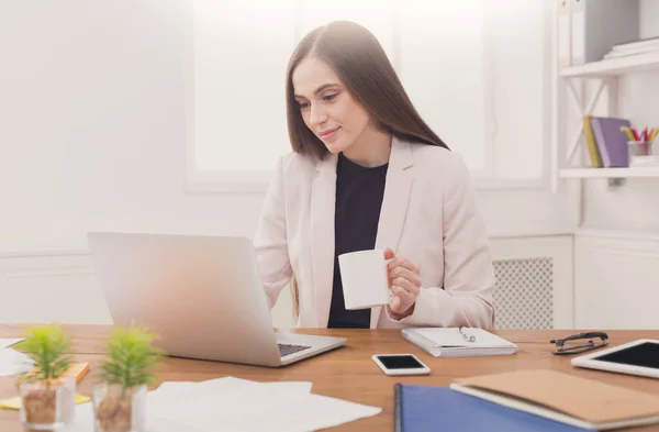 Affärskvinna som arbetar på laptop på kontoret — Stockfoto