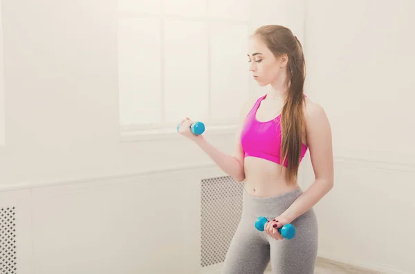 Fitness nő a súlyzók állandó ablak — Stock Fotó