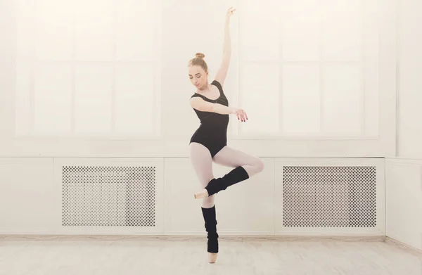 Bela bailarina fica em pirueta de balé — Fotografia de Stock