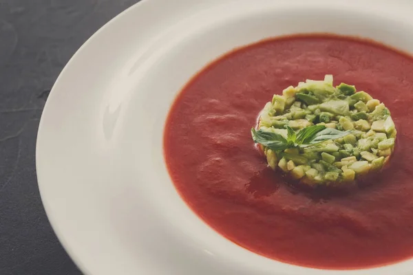 Холодний томатний суп пачачо з авокадо крупним планом — стокове фото