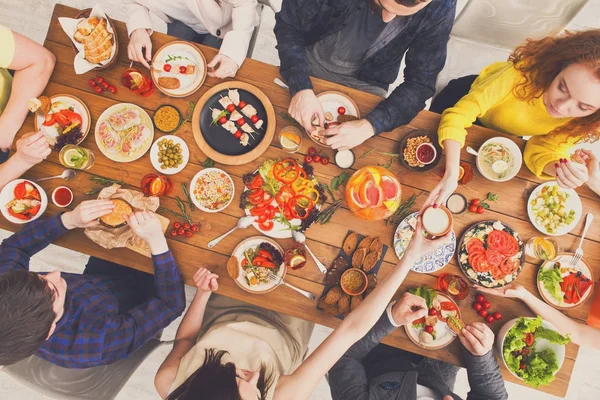 As pessoas comem e compartilham refeições saudáveis no jantar de mesa servido — Fotografia de Stock