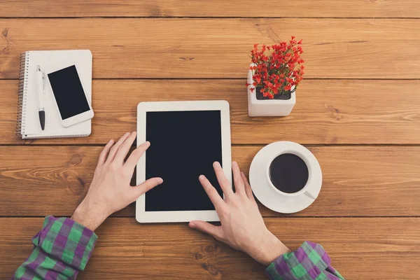 Hombre usando la tableta en la cafetería, primer plano — Foto de Stock