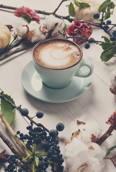 Kabak spice latte. Beyaz ahşap zemin üzerinde kahve fincanı — Stok fotoğraf