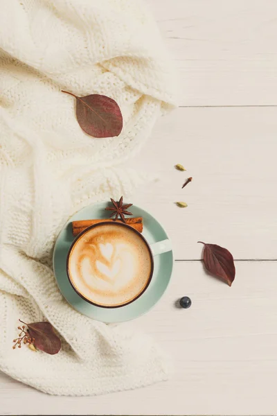 白色木背景上秋卡布奇诺咖啡杯子 — 图库照片