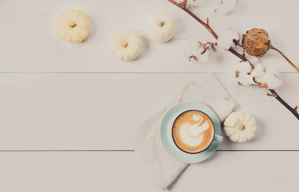 Pumpkin spice latte. Kaffe ovanifrån på vit trä bakgrund — Stockfoto