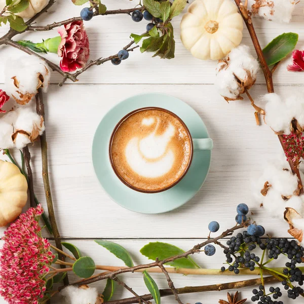 Kabak spice latte. Beyaz ahşap zemin üzerinde kahve Üstten Görünüm — Stok fotoğraf