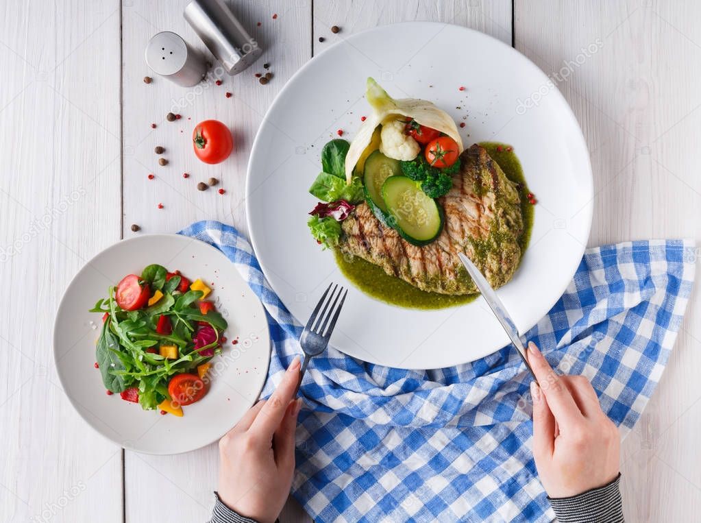 Grilled beefsteak with vegetables and green bell pepper sauce