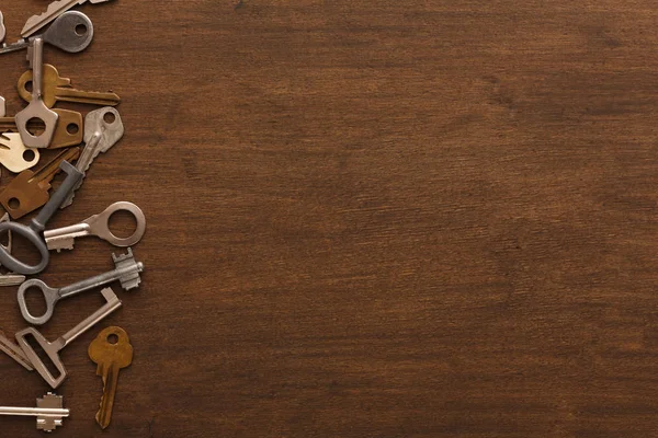 Πολλά διαφορετικά κλειδιά σε ξύλο — Φωτογραφία Αρχείου