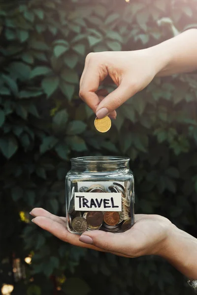 Kézzel hozza érmék üveg edény utazási címke — Stock Fotó