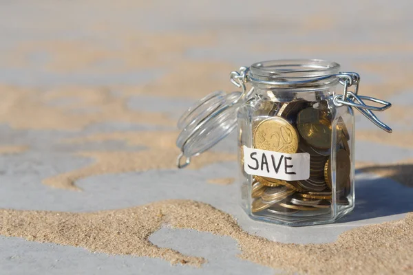 Monedas en frasco de vidrio para ahorrar dinero, espacio de copia — Foto de Stock