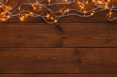 Noel ışıkları ahşap arka plan üzerinde kenarlık