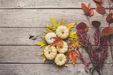 Ahşap backgro sonbahar natürmort kabaklar ve kuru yaprakları