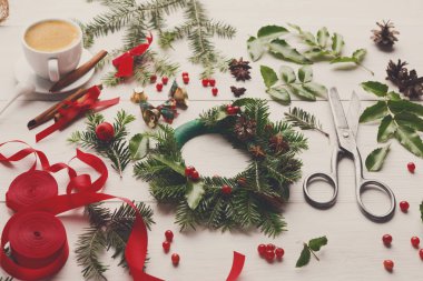 Xmas için hazırlayın. El yapımı craft çelenk. Noel dekorasyonu yapma. Araçlar, garland, cup rustik masa