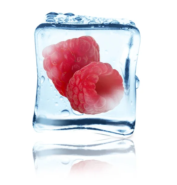 Frambuesas congeladas en cubitos de hielo, aisladas — Foto de Stock