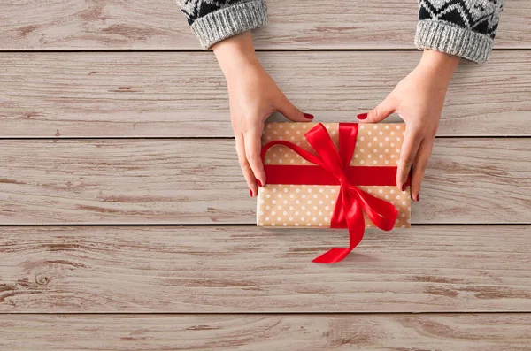 Женские руки подарить рождественский подарок в подарок коробке — стоковое фото