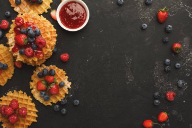 Yuvarlak Belçika waffle çilek ile