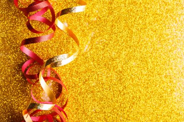 Glitter arka plan üzerinde kırmızı ve altın serpantin