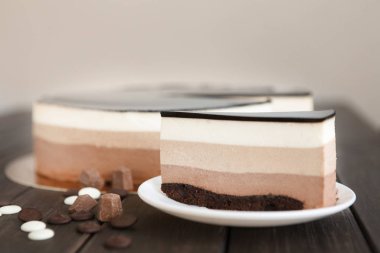 Üçlü çikolata katman mousse kek sır ile