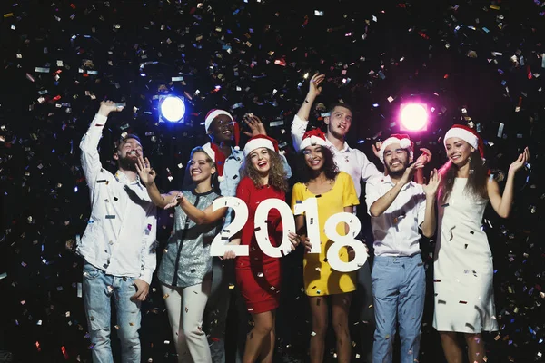 Jeunes multiethniques avec des chiffres en bois 2018 — Photo